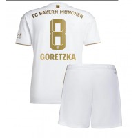 Dres Bayern Munich Leon Goretzka #8 Gostujuci za djecu 2022-23 Kratak Rukav (+ kratke hlače)
